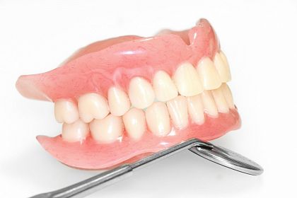 Как правильно ухаживать за зубными протезами