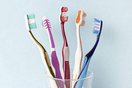 Как правильно выбирать зубную щетку и зубную пасту: рекомендации стоматолога